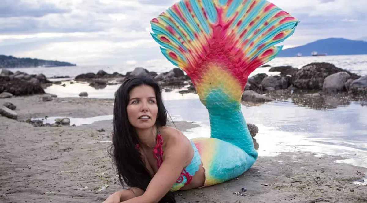 femeia care se imbraca in sirena si mananca raw vegan