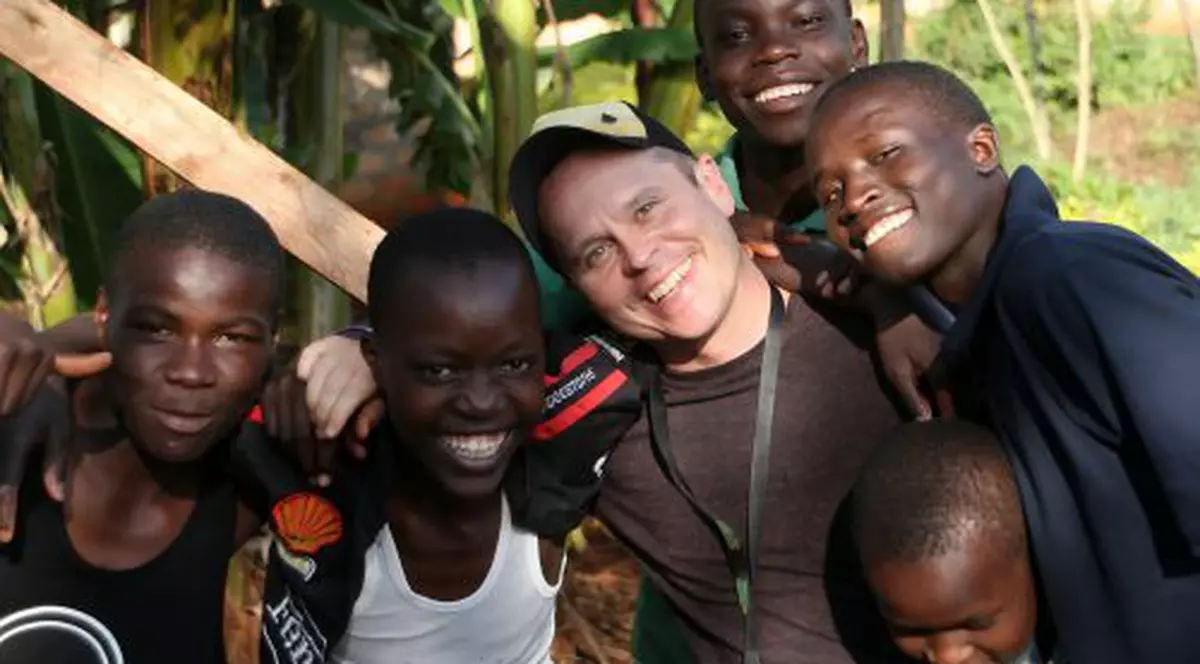 Chris Dade a adoptat 74 de copii din Kenya