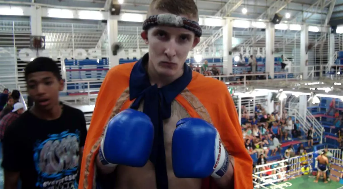Un luptător de MMA s-a bătut cu 8 hoți înarmați