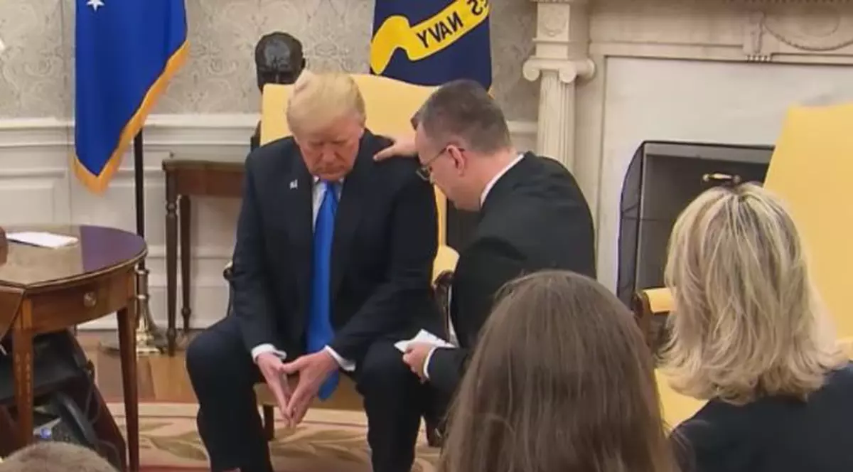 VIDEO | Pastorul american eliberat din Turcia l-a binecuvântat în genunchi pe Trump în Casa Albă