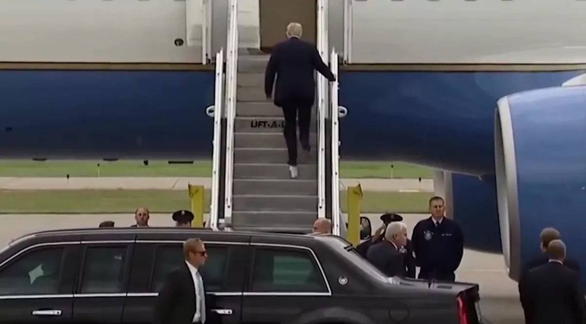 Trump a urcat în Air Force One cu hârtie igienică liptă de pantof