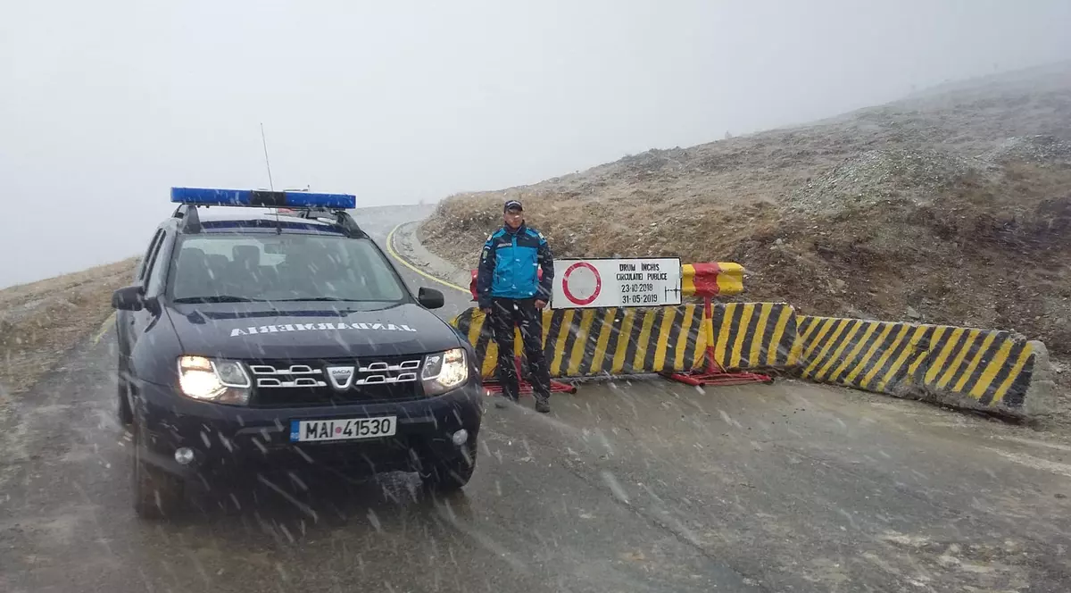 Turiști blocați în zăpadă pe Transalpina, pe un drum care era închis