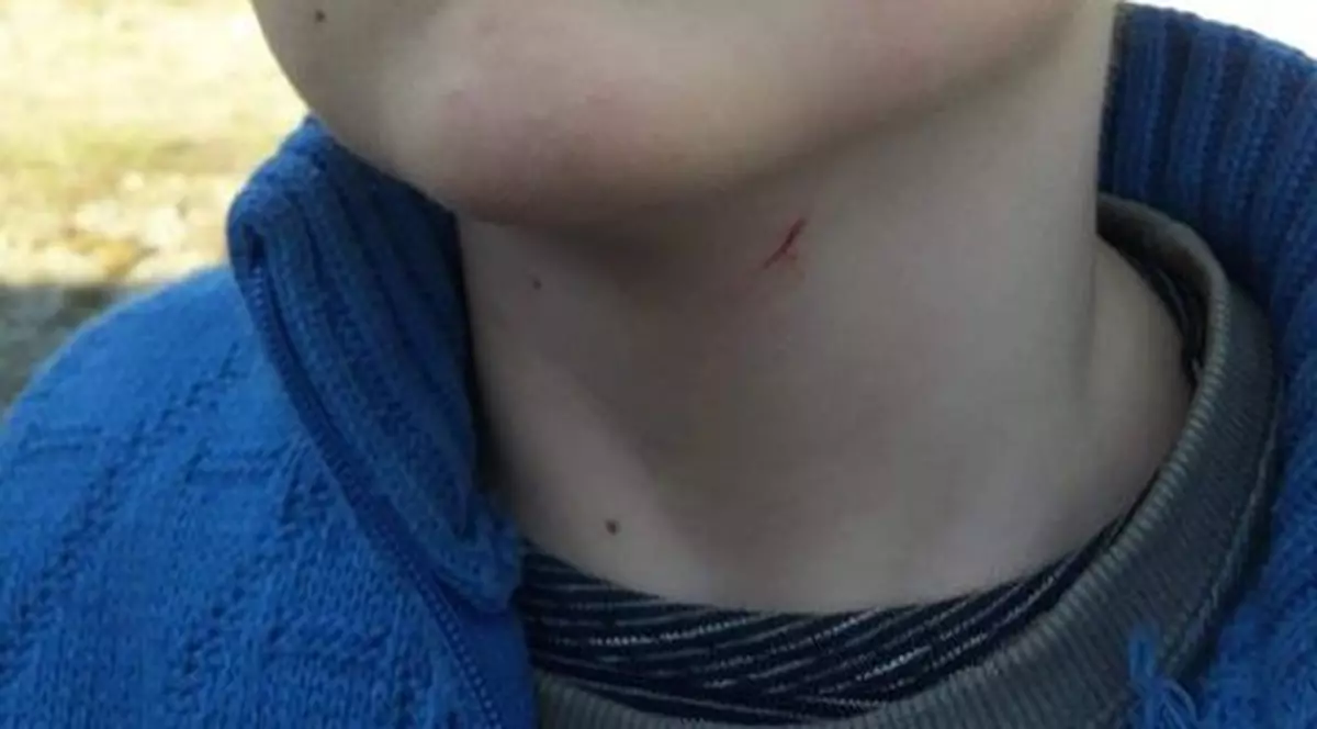 Un învățător din Botoșani a strâns de gât un elev