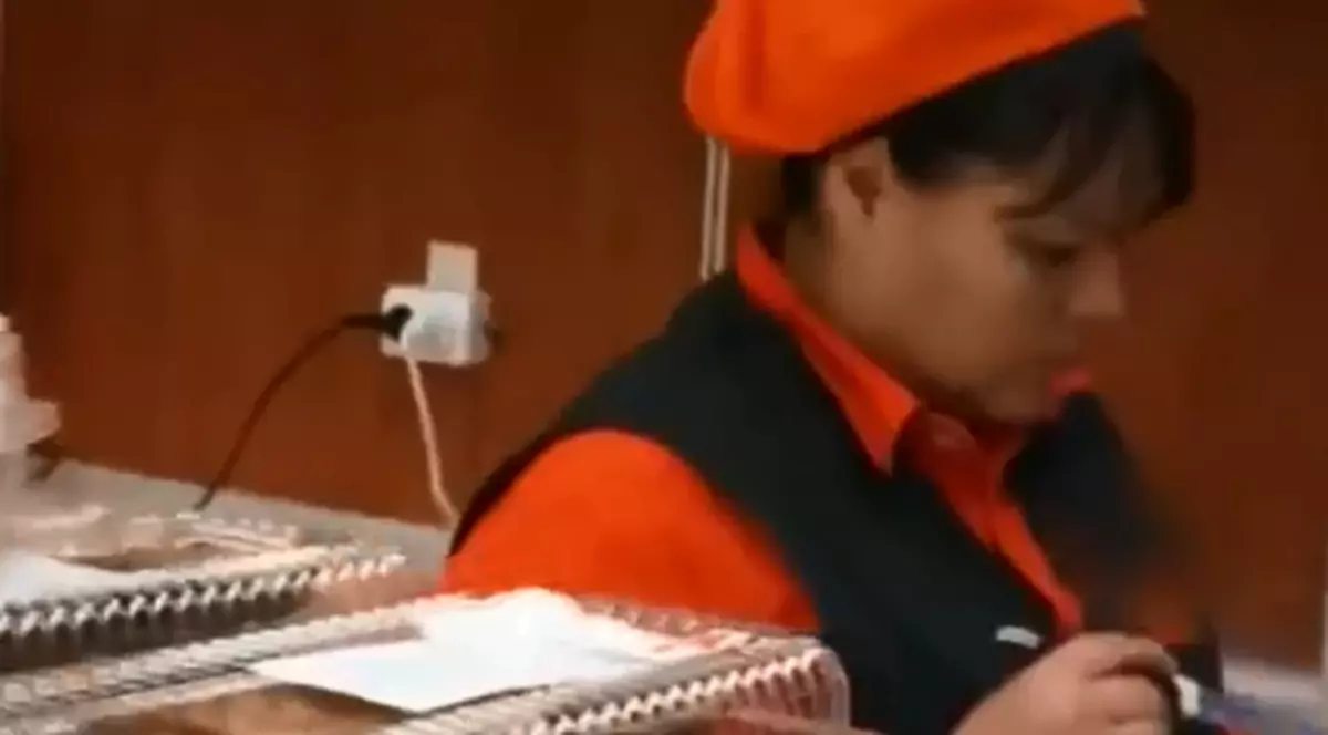 O vânzătoare a fost filmată în timp ce 