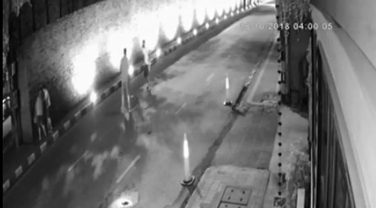 Momentul în care un bărbat băut vandalizează un monument istoric