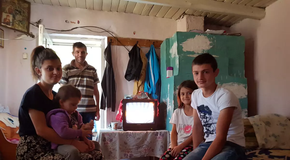 FOTO/ Bucuria fetiței care mergea flămândă la școală: acum are ce pune pe masă. După ce Libertatea a prezentat povestea familiei sale, a sărit în ajutor și Episcopia Hușilor