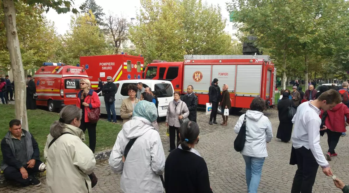 Zeci de persoane au leșinat stând la coadă la Patriarhie