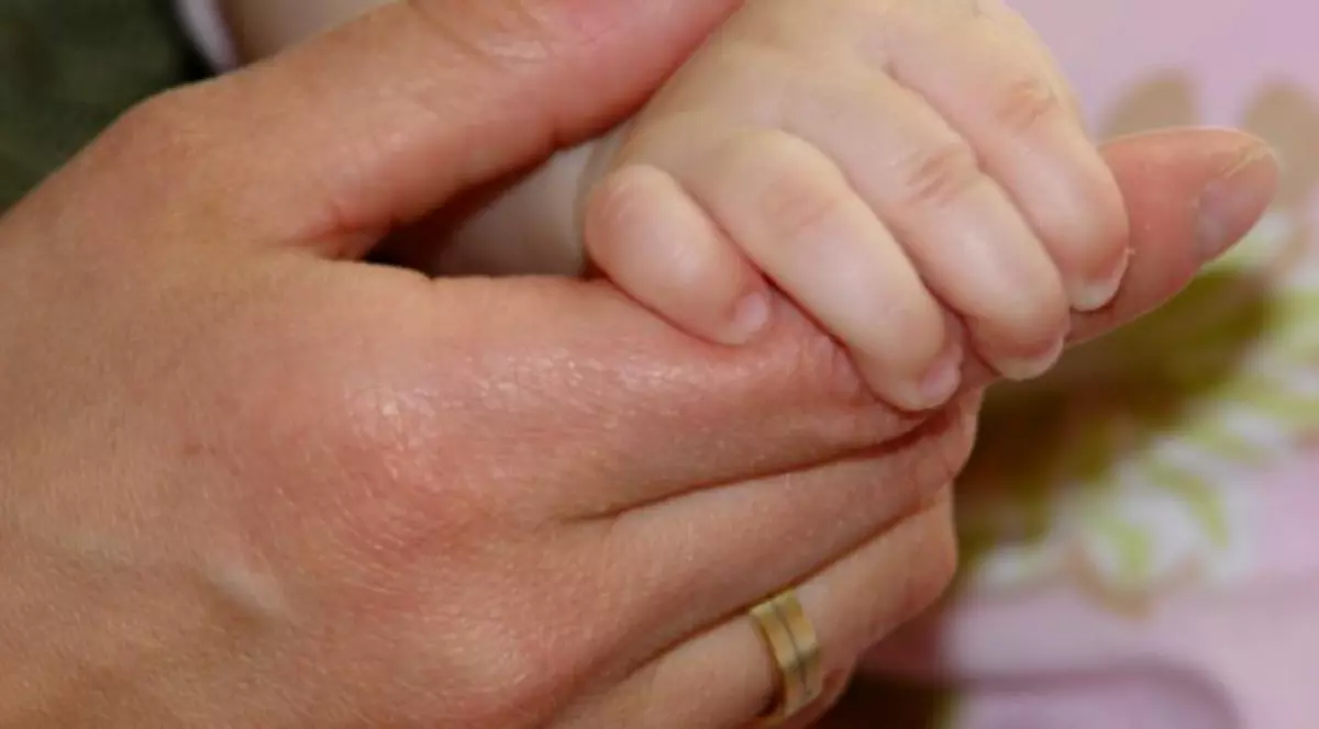 Un bebeluș de un an s-a înjunghiat cu un cuţit în burtă