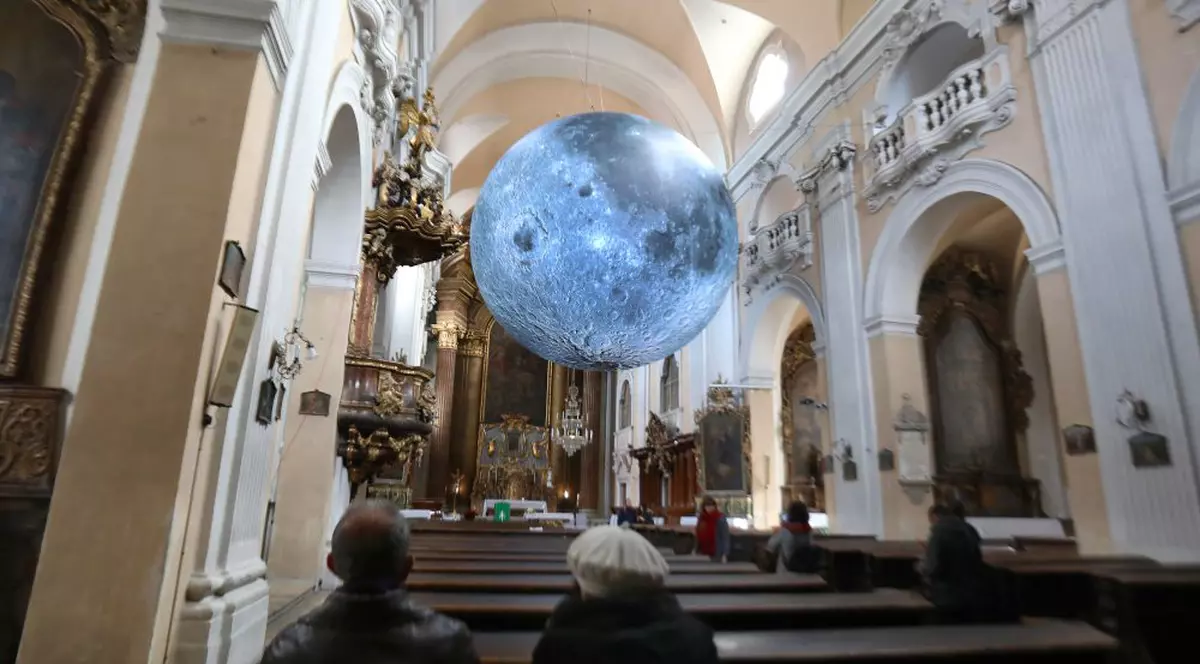 O Lună uriaşă a răsărit într-o biserică din Cluj-Napoca!