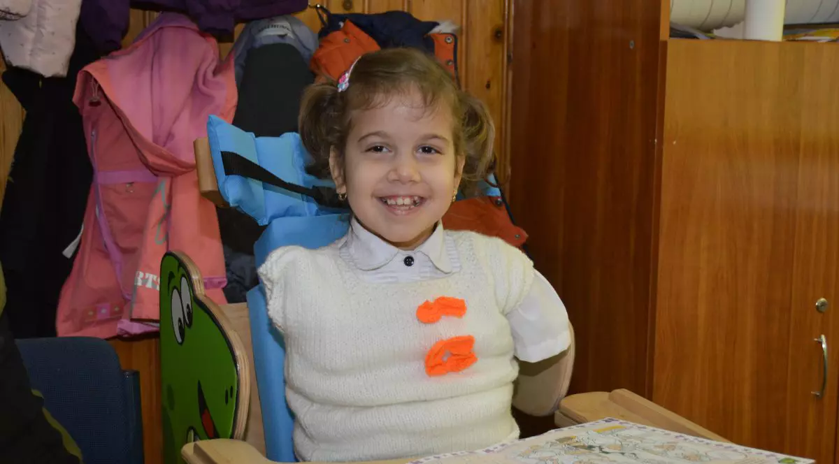 EXCLUSIV/ Delia, fetița care în pofida handicapului grav merge la o școală obișnuită, s-a integrat bine în colectiv: "Îmi place mult la școală"/FOTO