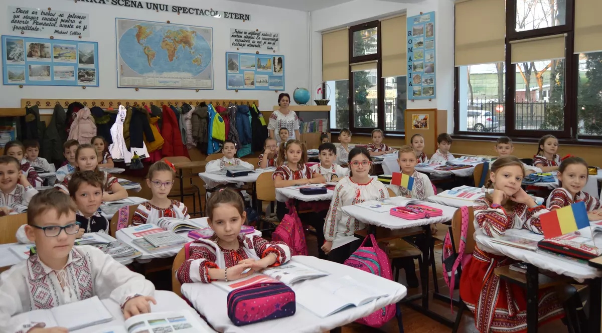 GALERIE FOTO/ Zeci de mii de elevi și cadre didactice din județul Vaslui au îmbrăcat costumele naționale