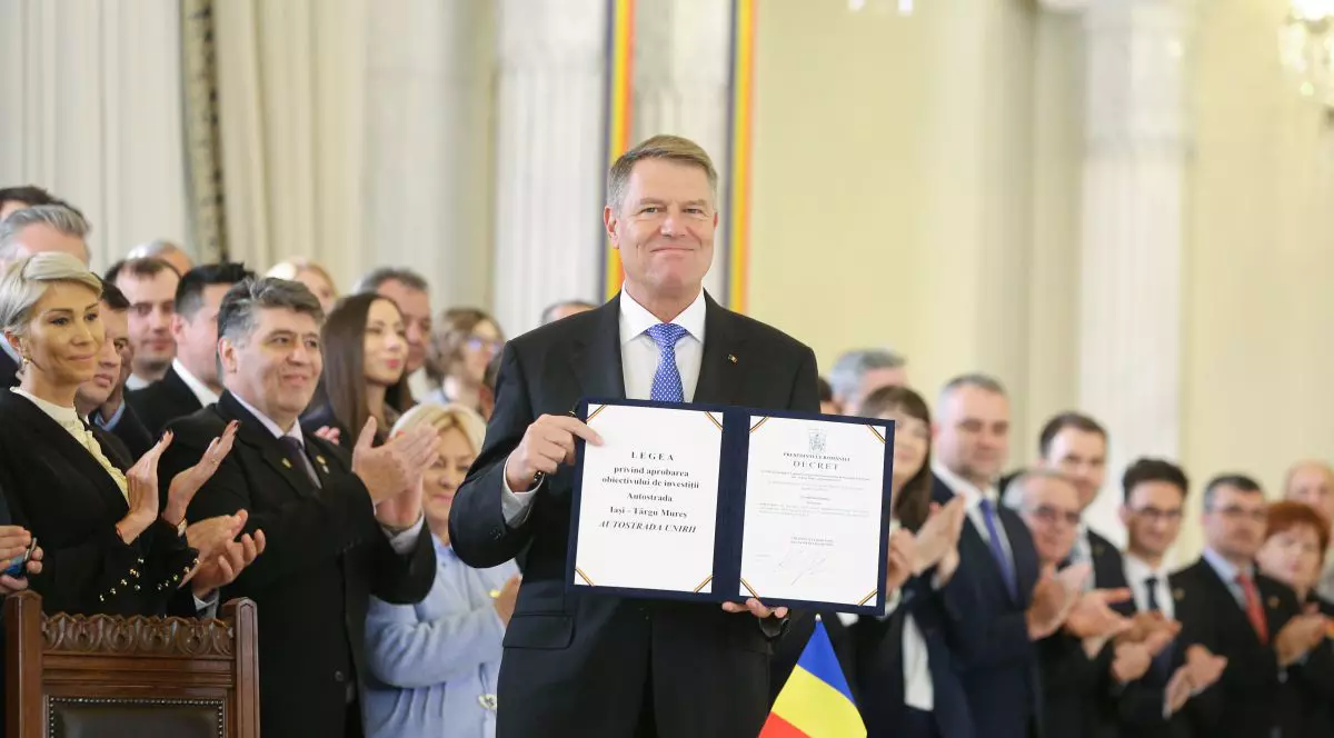 FOTO. Preşedintele Klaus Iohannis a promulgat Legea Autostrăzii Unirii, într-o ceremonie unică. Avertisment către Guvernul Dăncilă: Să asigure banii, în 2019
