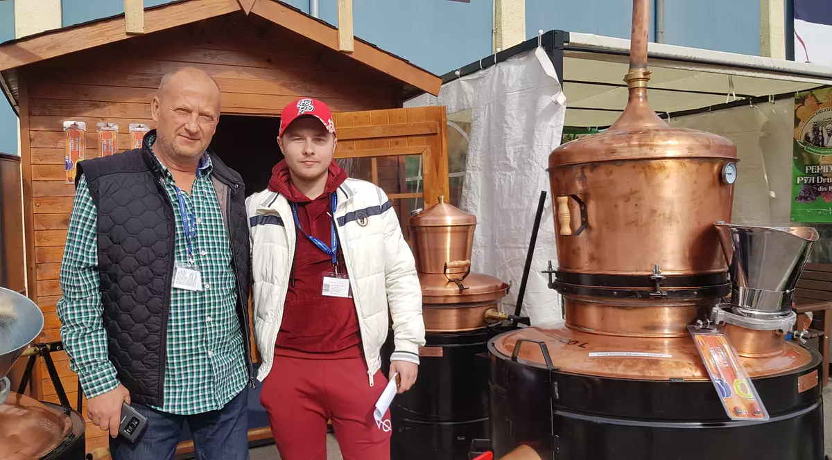 Cazane de țuică cu răcitor și motor electric. Dragoș Voinea și fiul său lângă un cazan