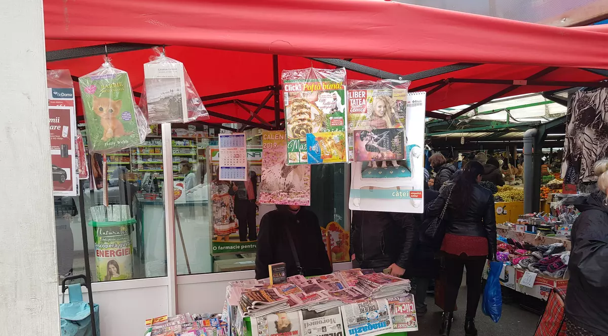 Difuzorii de presă din sectorul 3 vând ziare pe mese din plastic, după ce primăria le-a ridicat chioșcurile