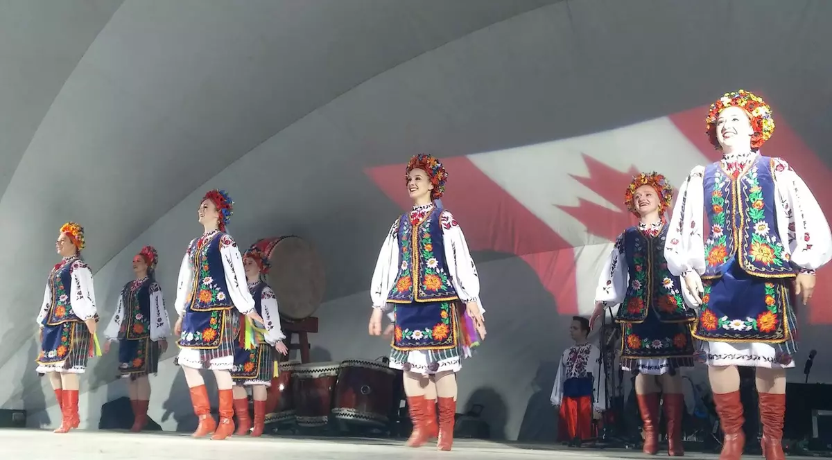 Sărbătoresc Ziua Națională la cea mai mare distanță față de țară – 9.000 km!  Românii din Calgary au obținut aprobare să lanseze 100 de artificii