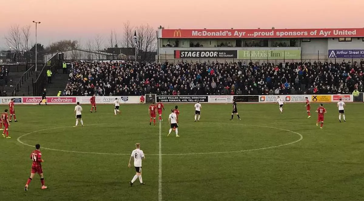 Cartonaș roșu pentru o lovitură cu câlcâiul într-o zonă sensibilă! A comis-o un scoțian de la Ayr United, a pățit-o un băiat de la Morton / VIDEO