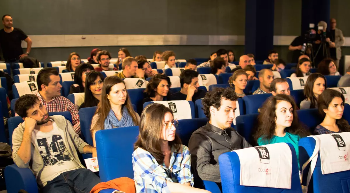 Programul Docuart Fest. Oameni în sala de cinema la Docuart