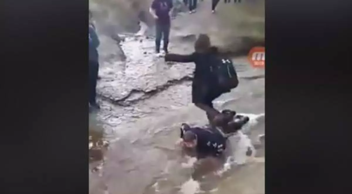 Comportament șocant. Au obligat un copil de 14 ani, cu paralizie cerebrală, să se facă punte ca să treacă peste el | VIDEO