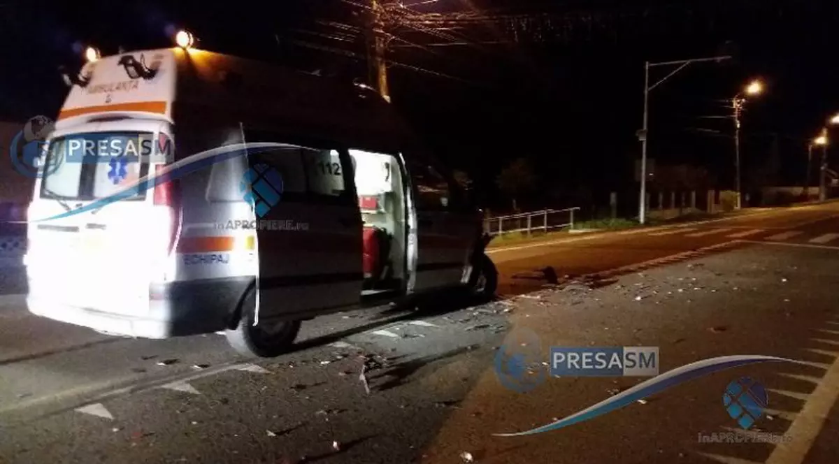 Șoferul unei ambulanțe din Sălaj a intrat cu mașina în pom. Imagine cu ambulanța din Sălaj implicată în accident