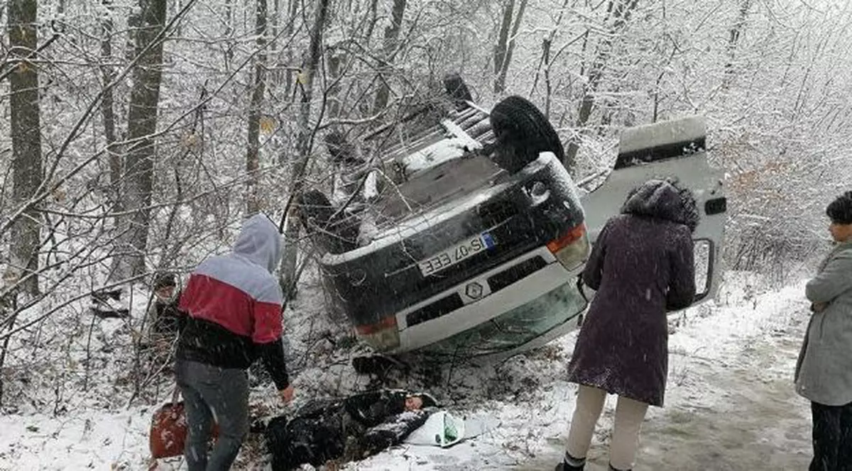 Două mașini s-au răsturnat pe un pod din Iași. Zăpada le dă bătăi de cap șoferilor