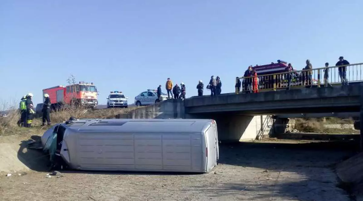 Un microbuz cu zece persoane la bord a fost implicat într-un accident de circulație în Mureș. Care e starea victimelor