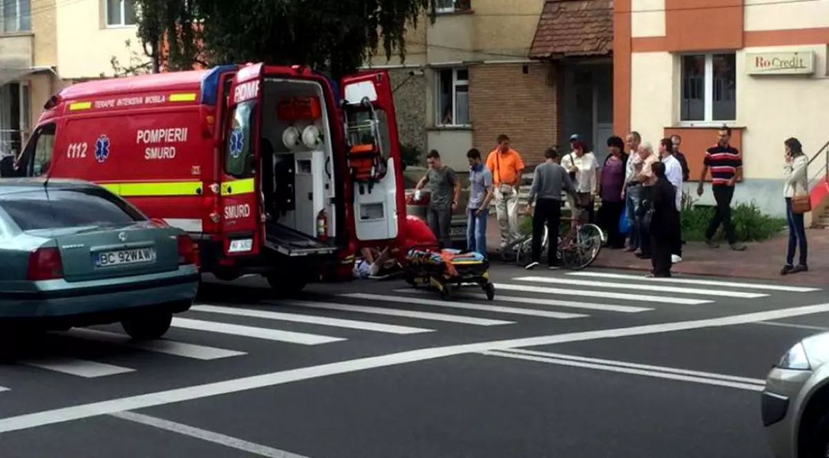 Mamă cu un bebeluș în brațe, lovită pe trecerea de pietoni. Femeia e în comă