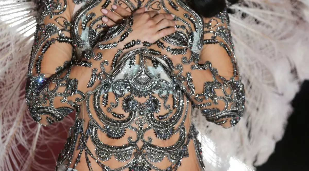 FOTO&VIDEO/ Adriana Lima s-a retras în lacrimi de la Victoria's Secret. Show-ul din 2018, ultimul pentru veteranul „înger” de 37 de ani