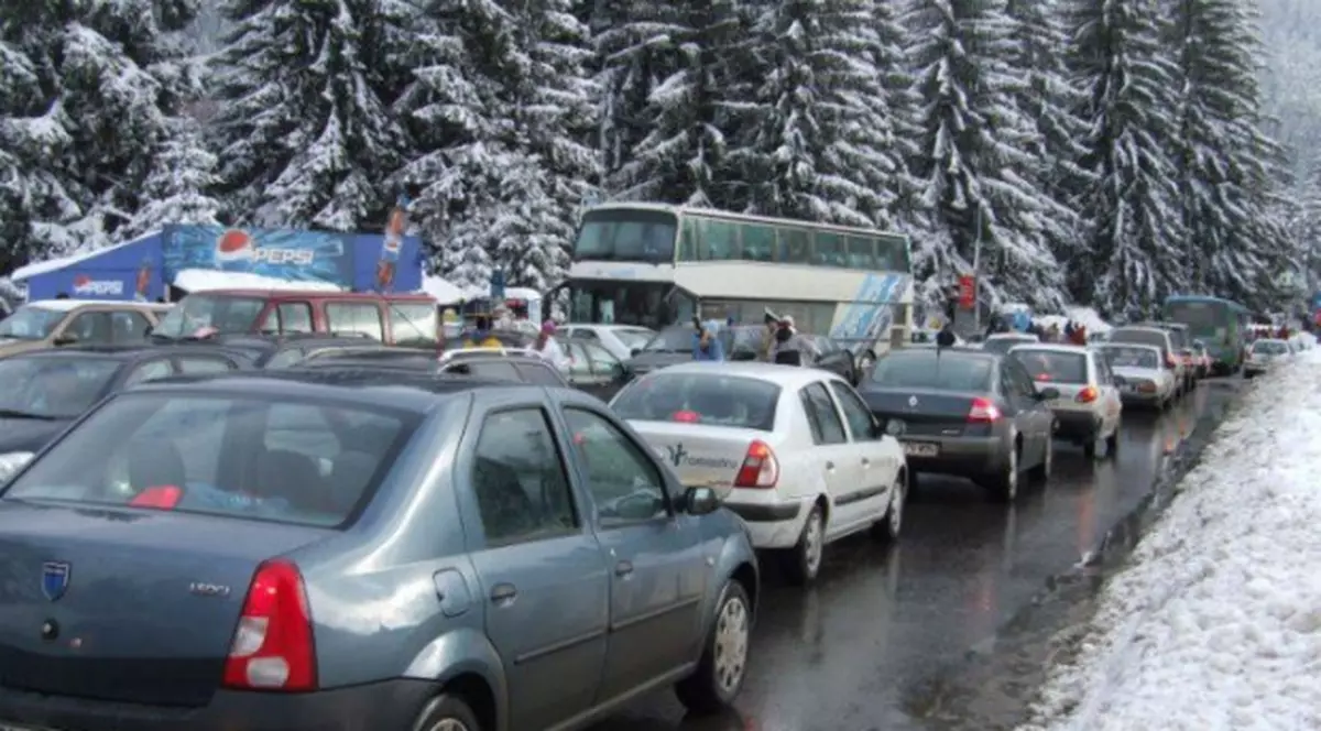 Circulația pe DN1 se desfășoară în coloană, joi seara. Aglomerația începe de la Bărcănești