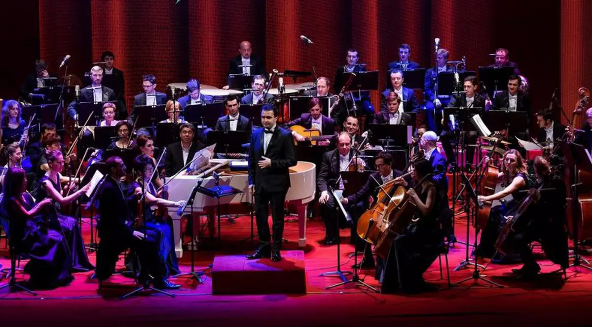 Compozitorul Andrei Tudor înghesuie 100 de artiști într-un cinematograf! Evenimentul e vândut ca aniversar, dar ziua lui e în decembrie!