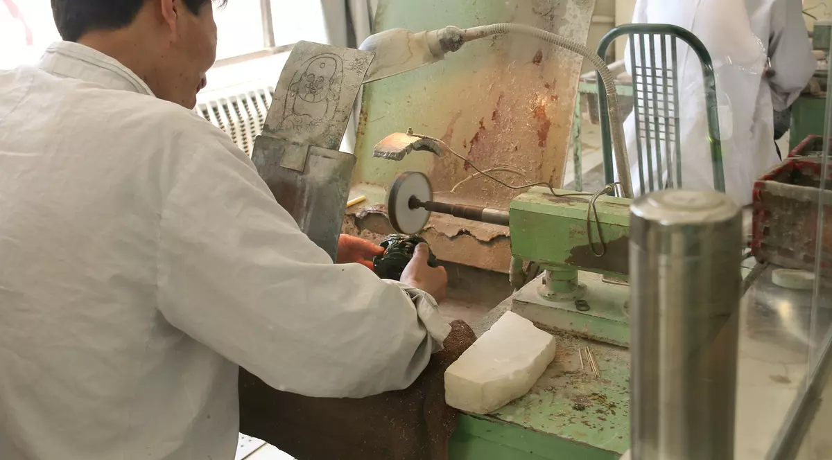 Angajați obligați de șefi să bea apă din toaletă și să mănânce gândaci