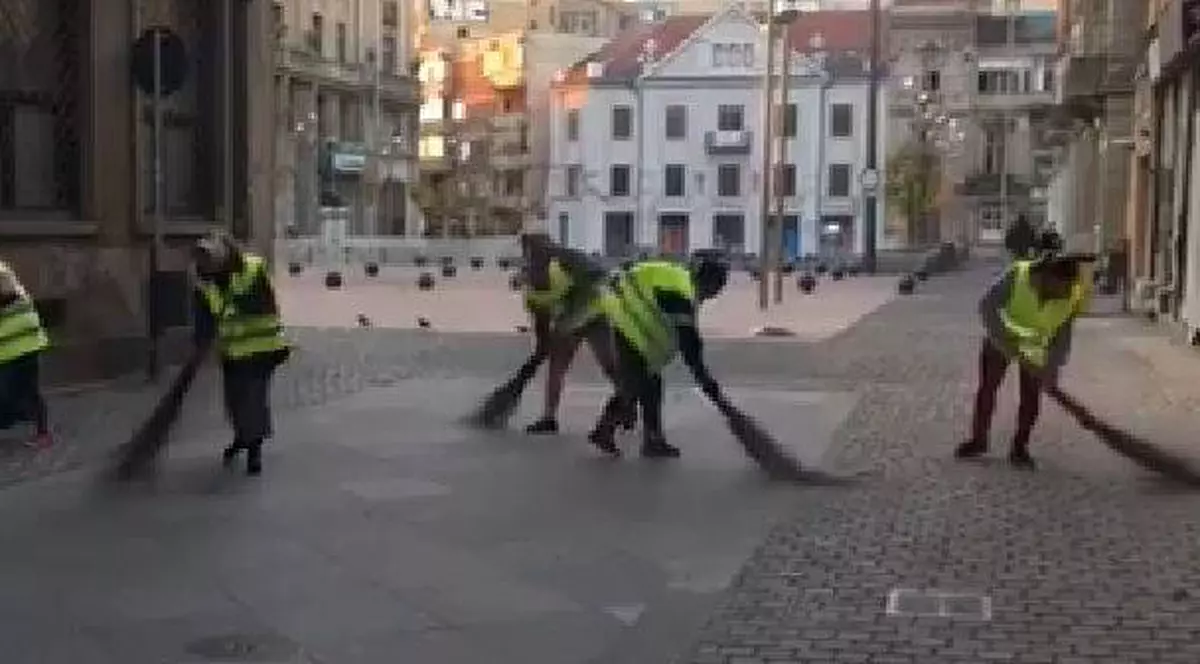 Primii asistați sociali scoși la muncă de primarul Timișoarei. Nicolae Robu i-a filmat la mătură