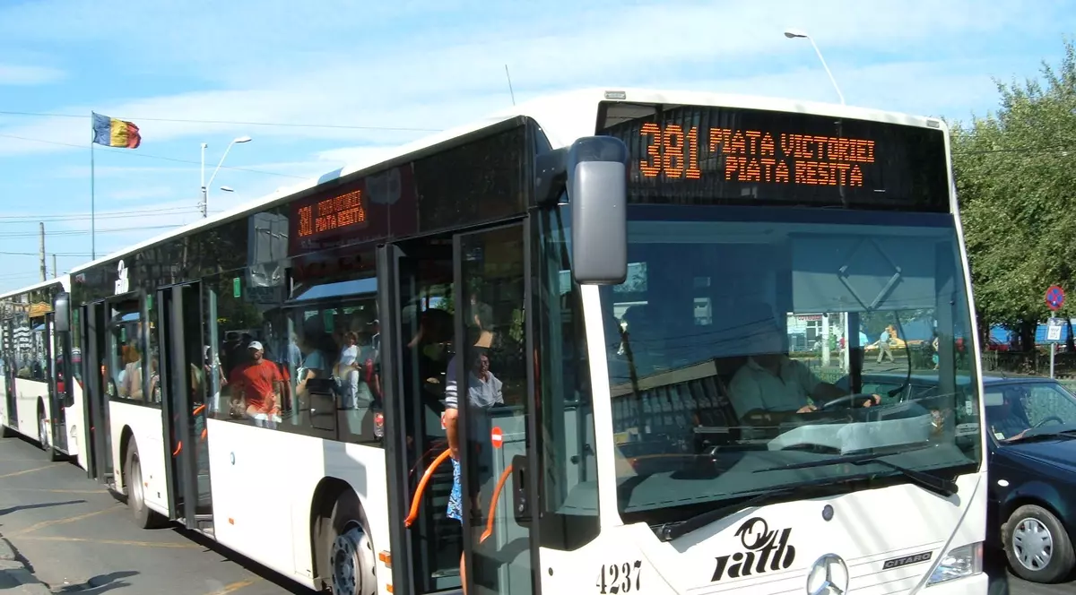 Trasee STB deviate în zona Catedralei Mântuirii Neamului. Autobuz de pe linia 381, oprit în stație
