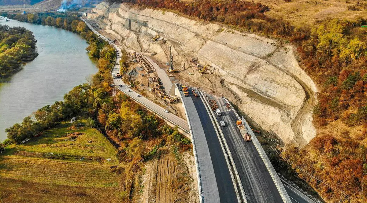 Vâlcea, judeţul cu cele mai multe alunecări de teren. Alunecare de teren, pe șantierul unei autostrăzi din România