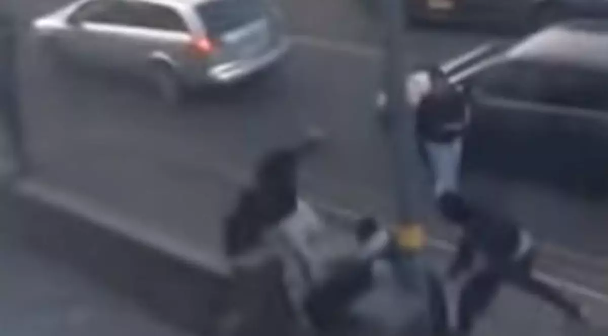 Momentul terifiant în care un bărbat este atacat cu macete de o bandă de infractori