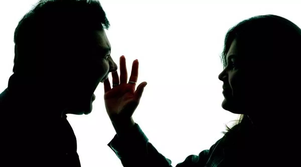 Cea mai ciudată cerere în căsătorie. A îngenuncheat în fața ei, dar, după ce a spus "Da", femeia l-a bătut pe acesta!