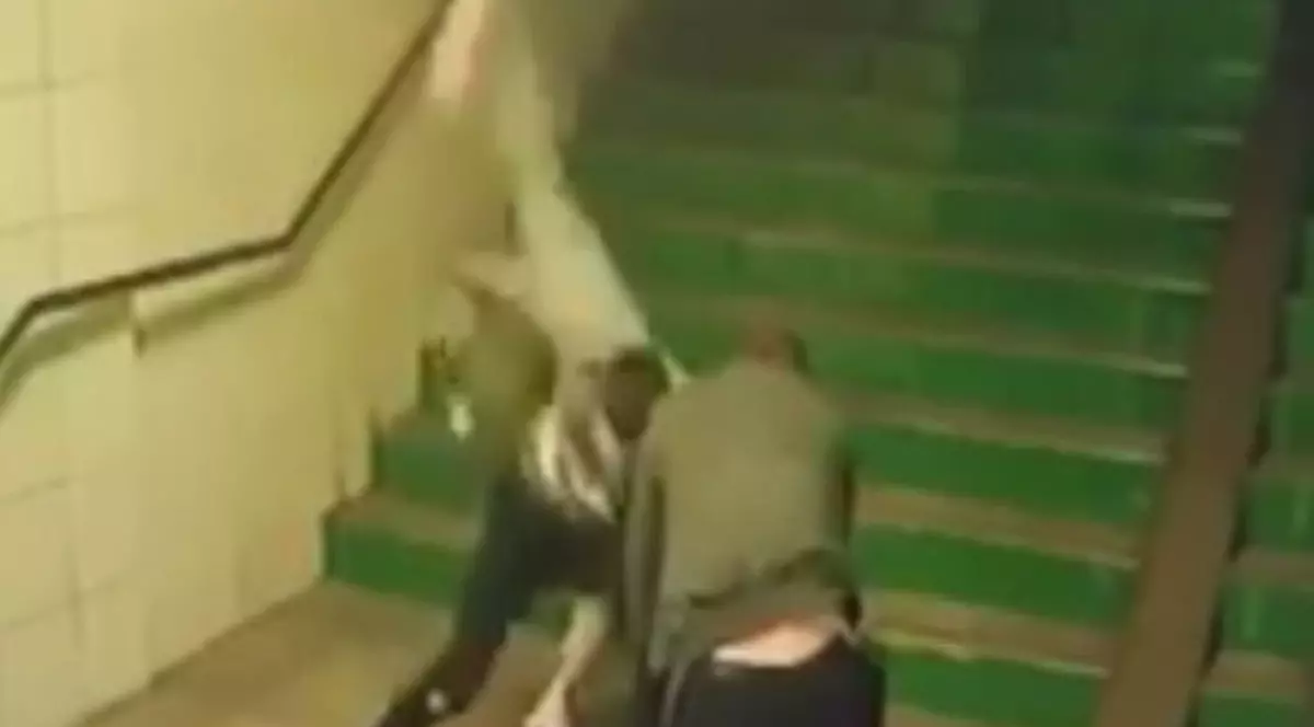 Bărbații care au bătut un bătrân într-un pasaj din Brașov au fost condamnați la închisoare