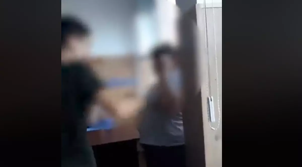 O nouă bătaie în școală! De data aceasta mai mulți băieți au lovit o fată!