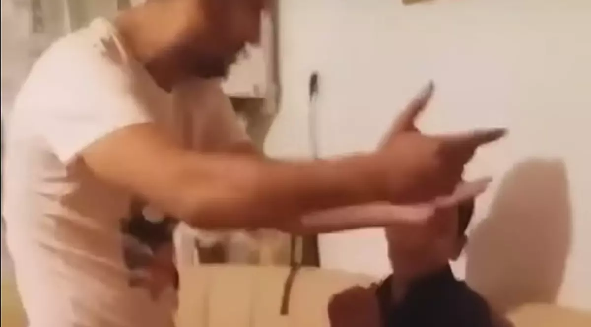 VIDEO| Un băiat din Iași ar fi fost obligat să bea urină de o fată cu care a avut o dispută