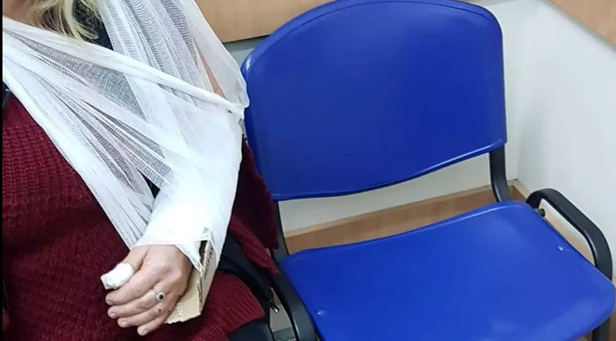 Medicii din Cluj i-au fixat unei femei mâna ruptă cu o bucată de carton