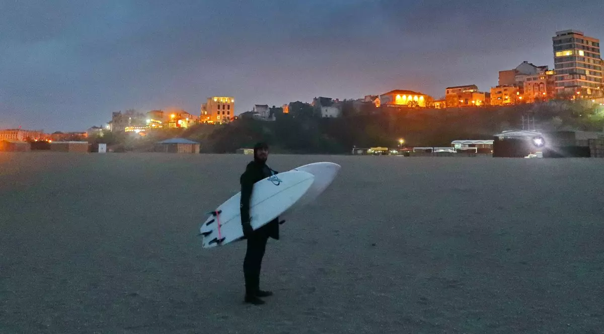 Deși iubitul Alexandrei Stan locuiește în însorita Californie, iarna vine acasă să facă baie în Marea Neagră