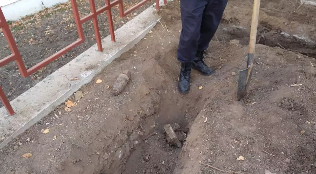 FOTO/ Bombă descoperită lângă o grădiniță din Vaslui. Un deținut a fost cel care a găsit-o