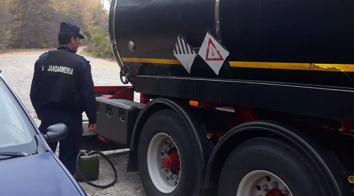 Șoferii de TIR-uri fac asta de ani buni. Cum l-au prins jandarmi pe un bărbat, cu furtunul în gură