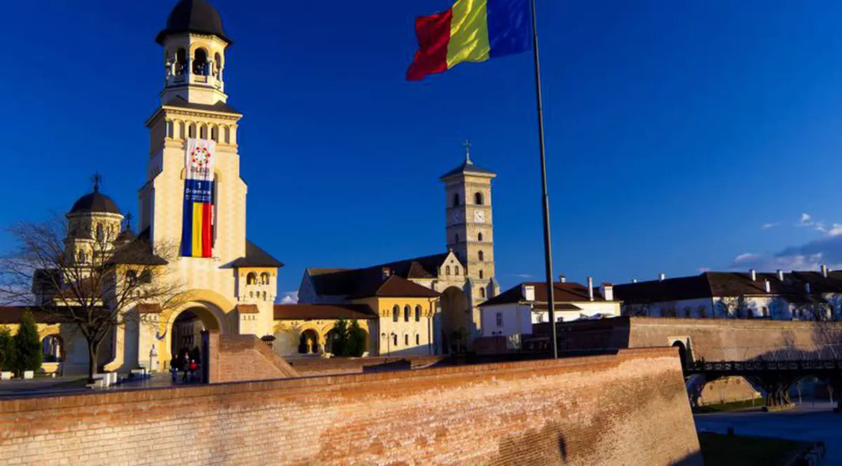 Primarul din Alba Iulia interzice mașinile în oraș, pe 1 Decembrie. Cetatea Alba-Iulia