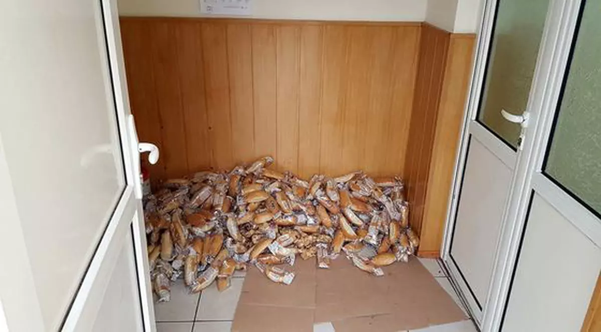 Situație incredibilă la o școală din Galați. Cornuri pentru elevi, depozitate pe jos