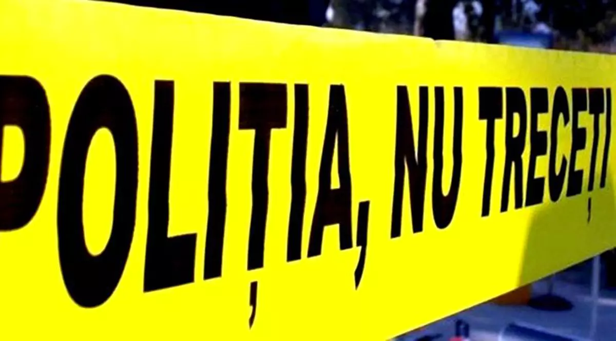 Un copil de doi ani a murit după ce o ușă metalică a căzut peste el! Mama l-a lăsat nesupravegheat