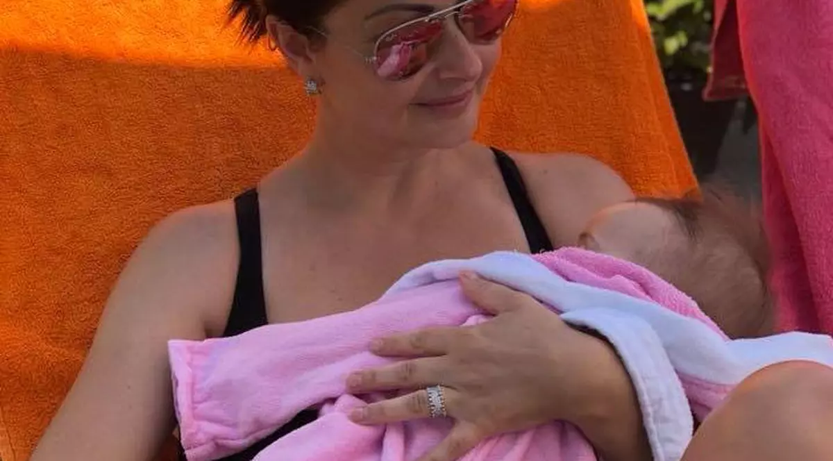 Cum a apărut graviduța Gabriela Cristea la botezul amicei sale. "Dintre toate, cea mai frumoasă ești tu"