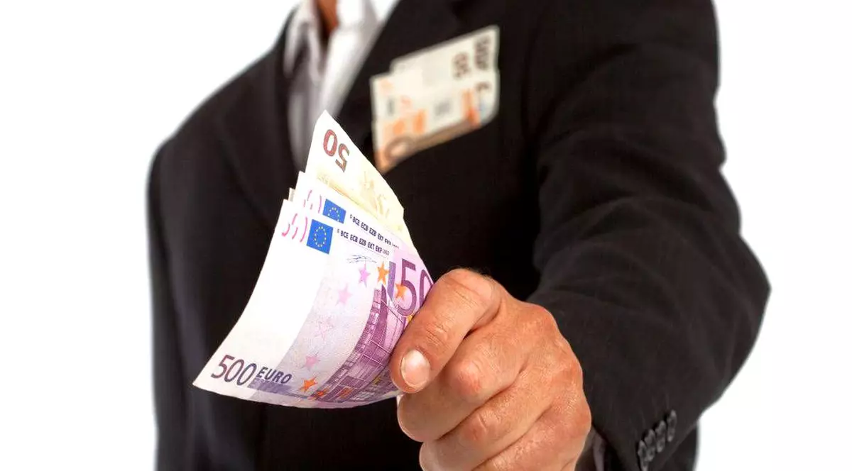 Fondurile de pensii de la Pilonul II vor să se retragă din România. Bărbat cu bani în mână