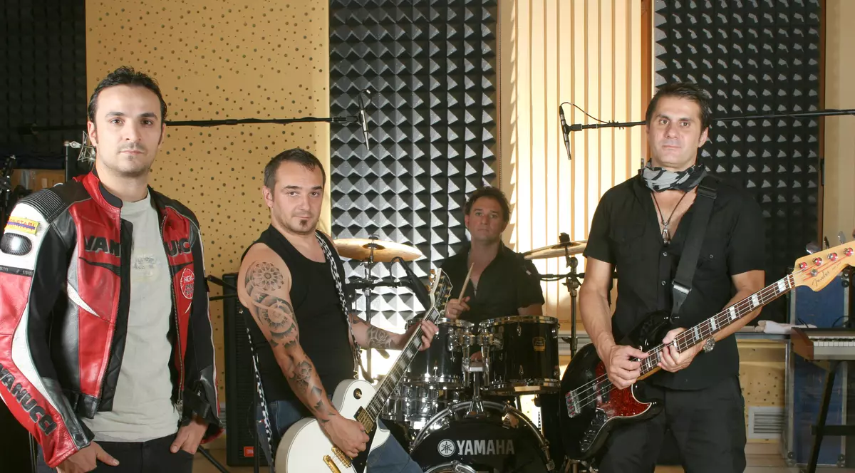 Direcția 5 vinde artă la pachet. Marian Ionescu a combinat concertele cu expoziții de pictură