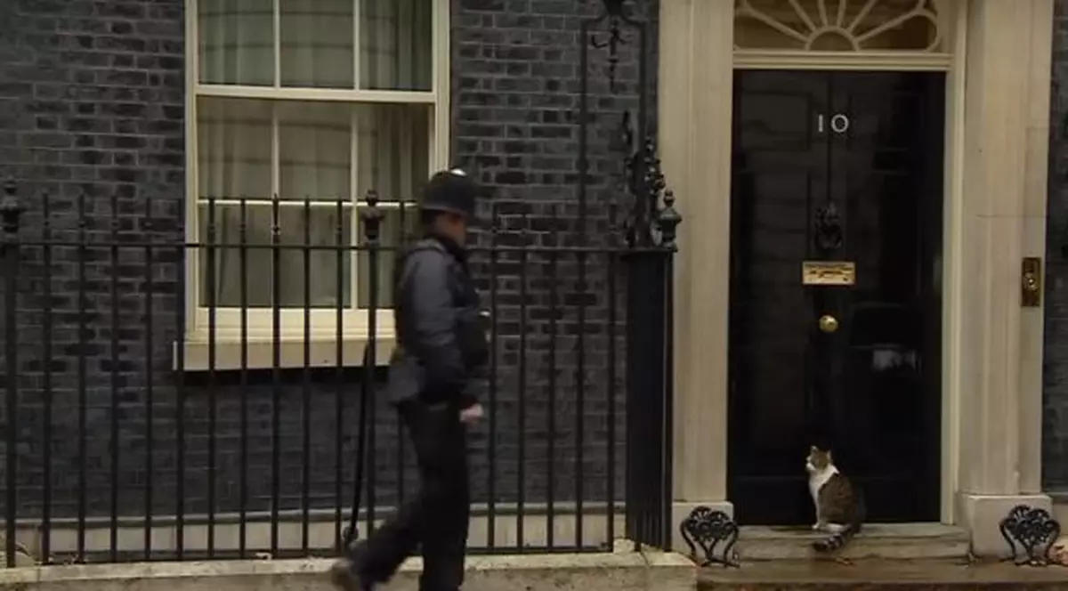 Gestul unui polițist care păzește reședința premierului britanic