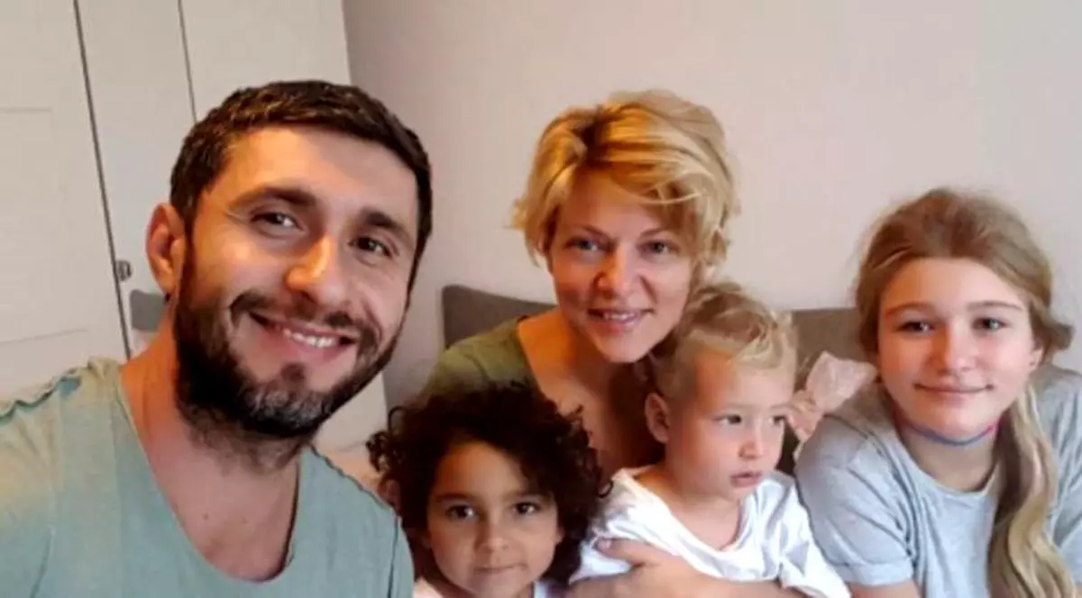 Fiul Danei Nălbaru și al lui Dragoș Bucur, pasionat de matematică. Părinții l-au surprins într-o ipostază rară